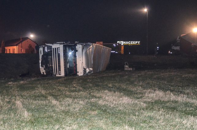 [AKTUALIZACJA] TIR kontra bus. Samochody jak zabawki porozrzucane na łące [FOTO] - Zdjęcie główne