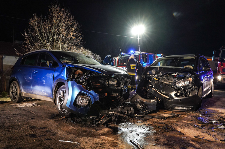 Groźny wypadek w Kurnosie. Na miejscu straż pożarna, policja i karetki pogotowia [FOTO] - Zdjęcie główne