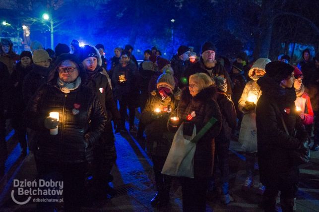 Światełko do nieba z placu Narutowicza. Bełchatowianie oddali hołd prezydentowi Gdańska [FOTO] - Zdjęcie główne