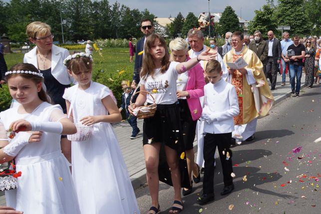 Wierni przeszli ulicami miasta, by uczcić święto Bożego Ciała. Procesja w parafii NMP Matki Kościoła w Bełchatowie [FOTO] - Zdjęcie główne