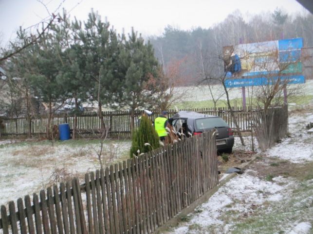 Wypadek w Kalisku.  Kierowca w szpitalu, linia energetyczna zerwana... - Zdjęcie główne