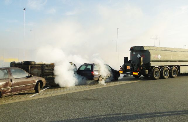 Karambol 40 aut przy S8.  Wyciek paliwa i rozbite fiolki z groźnym wirusem [FOTO] - Zdjęcie główne