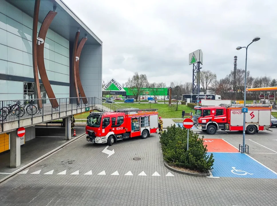 Pożar w bełchatowskiej galerii. Do gaszenia ognia ruszyli pracownicy centrum - Zdjęcie główne