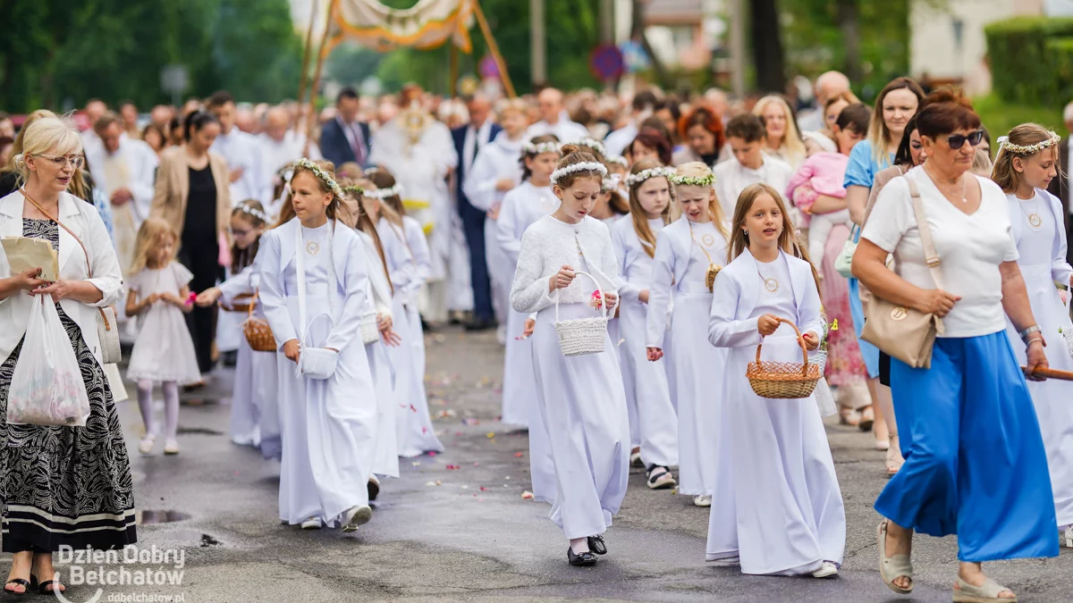 Procesja Bożego Ciała w Bełchatowie. Tłumy mieszkańców na ulicach [FOTO]