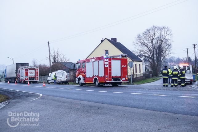 Pod Bełchatowem TIR wjechał w auto dostawcze [ZDJĘCIA] - Zdjęcie główne