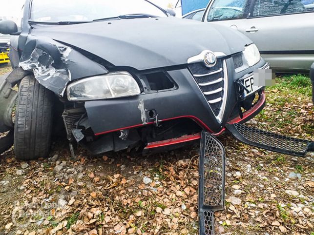 Policyjny pościg na Okrzei. Alfa romeo skasowało zaparkowane samochody. Badanie krwi wykaże co na sumieniu miał kierowca - Zdjęcie główne