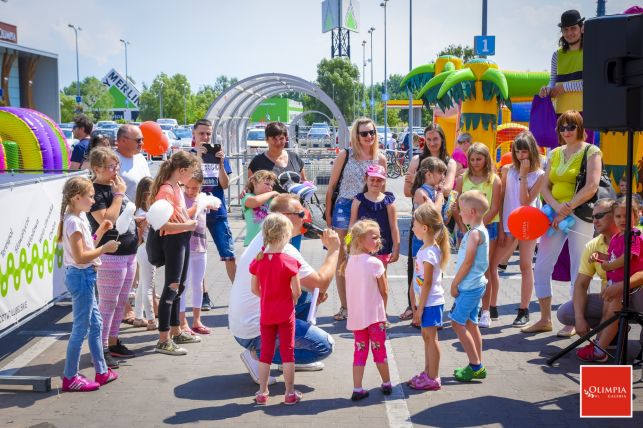 Kolorowe zabawy i uczestnik "Mam Talent" na imprezie w  Galerii Olimpii [FOTO] - Zdjęcie główne