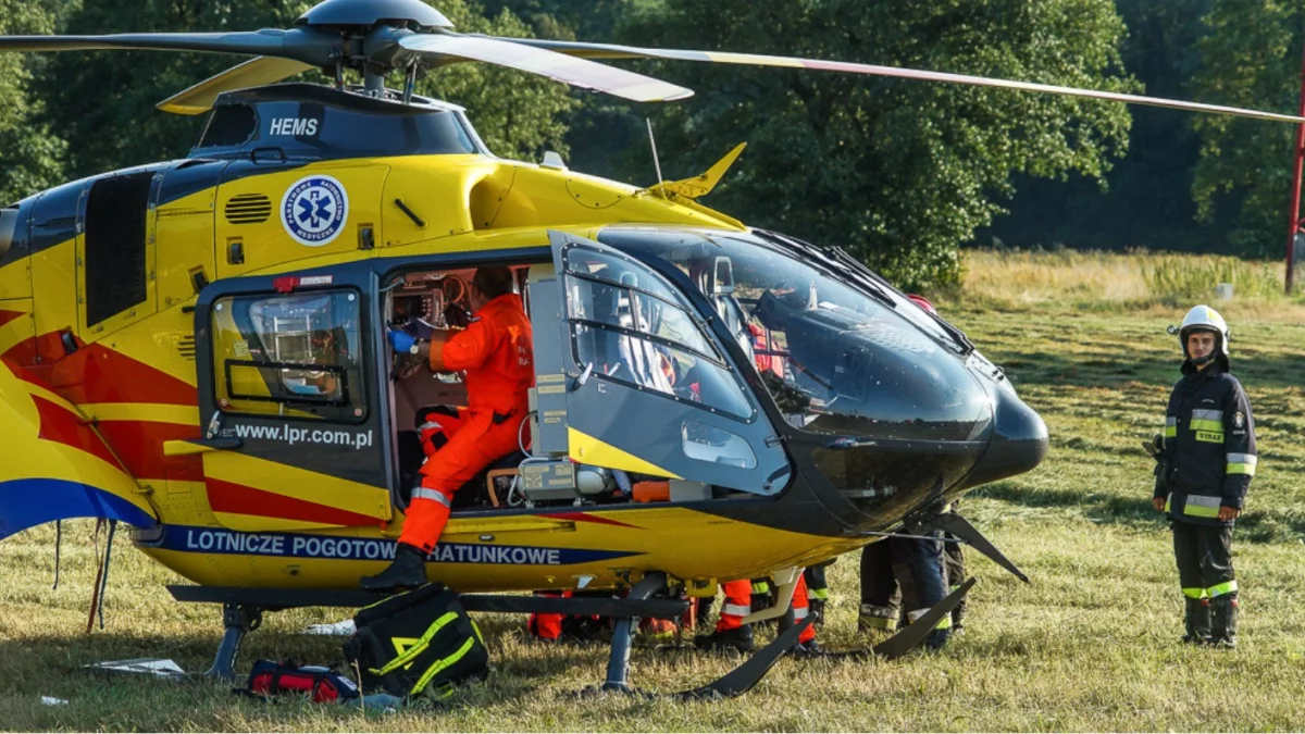 Tragiczny wypadek pod Bełchatowem. Nie żyje rowerzystka, lądował LPR