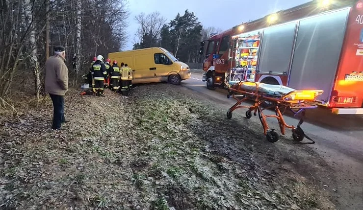 Auto przygniotło kobietę. Wezwano straż pożarną i karetkę pogotowia  - Zdjęcie główne