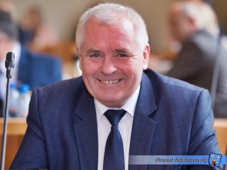Krzysztof Gajda miał 141 293,45 zł oszczędności. Dodatkowo był właścicielem domu (90 m2) o wartości 50 tys. zł oraz blisko 8-hektarowego gospodarstwa rolnego za 319 tys. zł. Z tytułu renty radny otrzymał w 2021 roku 13 683,36 zł, a także 13 075,75 zł diety.