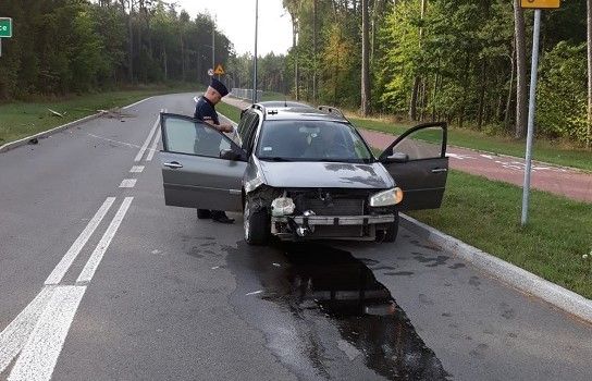 Z 4 promilami siedział na środku drogi w uszkodzonym samochodzie - Zdjęcie główne