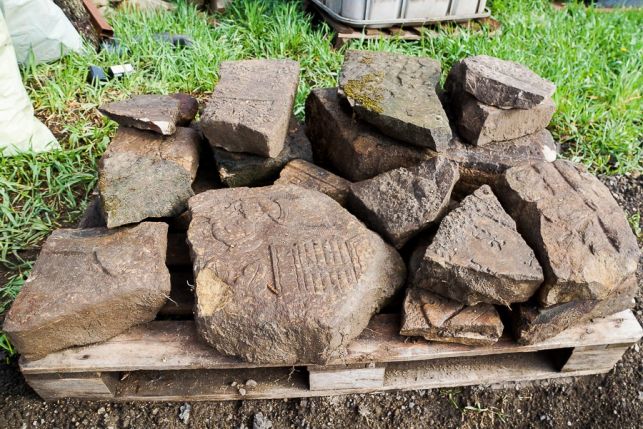 Wykopano pierwsze macewy.  Prace ziemne przy moście na Cegielnianej wstrzymane [FOTO] - Zdjęcie główne