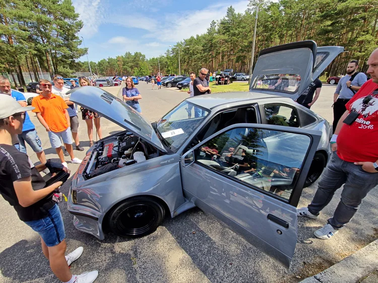 Ogólnokrajowa impreza pod Bełchatowem. Słok opanowali fani motoryzacji [FOTO] - Zdjęcie główne