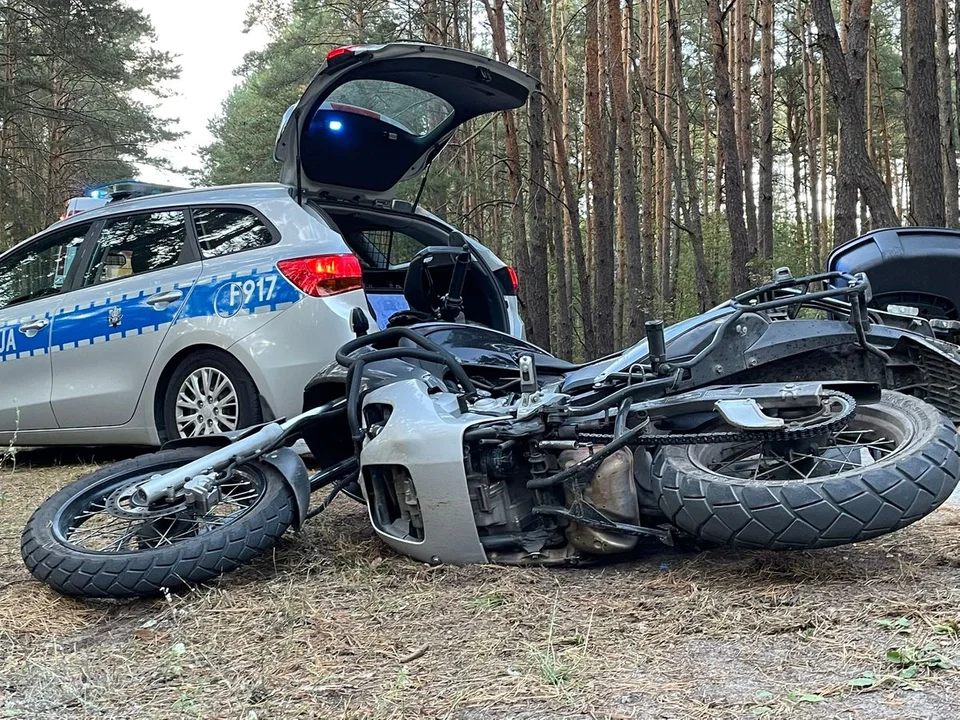 Groźny wypadek motocyklisty, wywrócił się na łuku drogi. Na miejscu policja i pogotowie - Zdjęcie główne