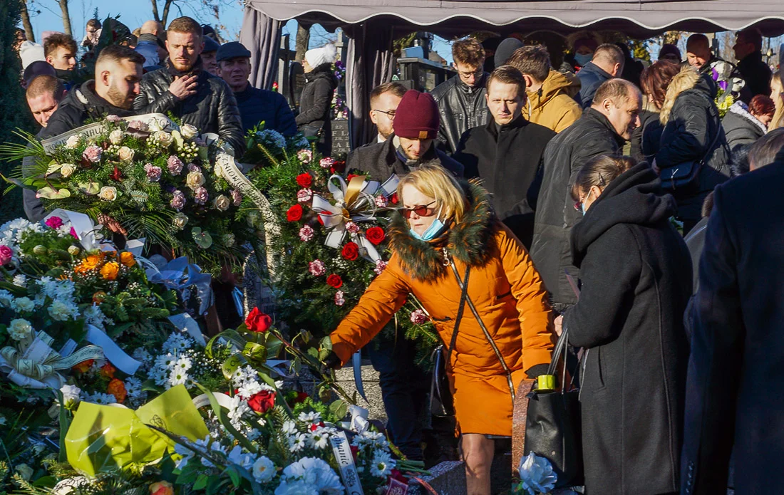 Tłumy bełchatowian na cmentarzu. Ostatnie pożegnanie lubianego nauczyciela i wolontariusza [FOTO] - Zdjęcie główne