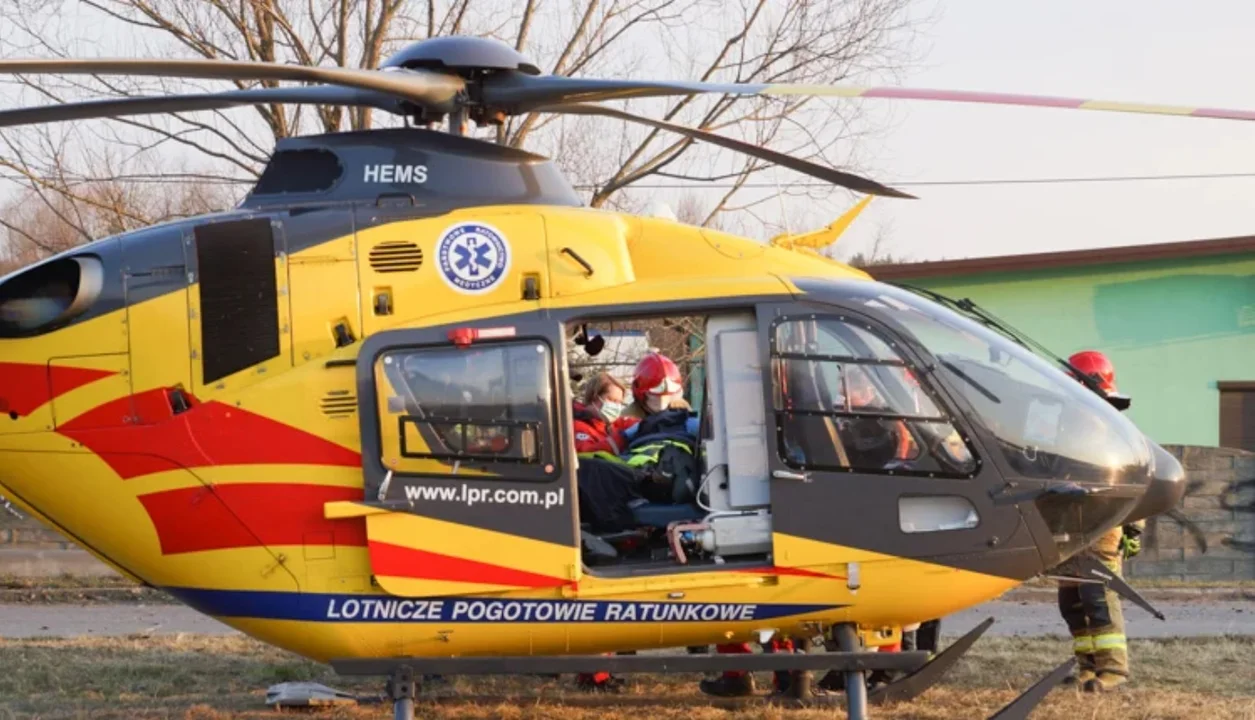 Maszyna wciagnęła mężczyźnie rękę. Wezwano helikopter pogotowia ratunkowego - Zdjęcie główne