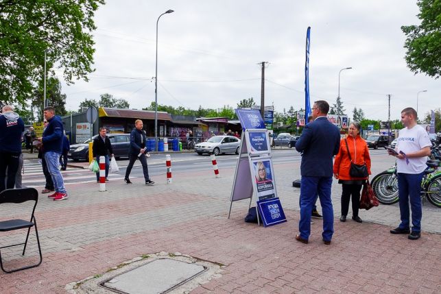 Belka spotyka Kubiaka na targowisku w Bełchatowie, czyli finisz kampanii do europarlamentu  [FOTO] - Zdjęcie główne