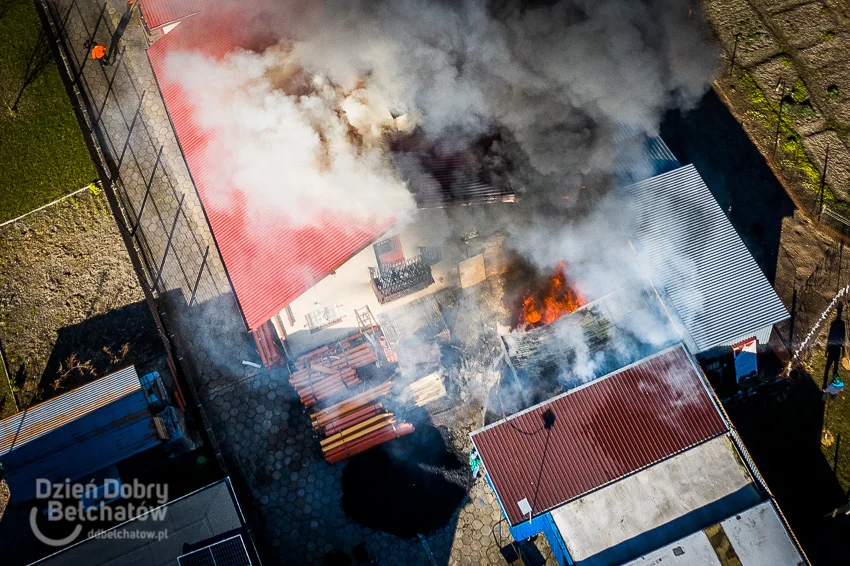 25 strażaków walczyło z żywiołem na posesji w Bełchatowie. Znamy rozmiar strat [FOTO][VIDEO] - Zdjęcie główne