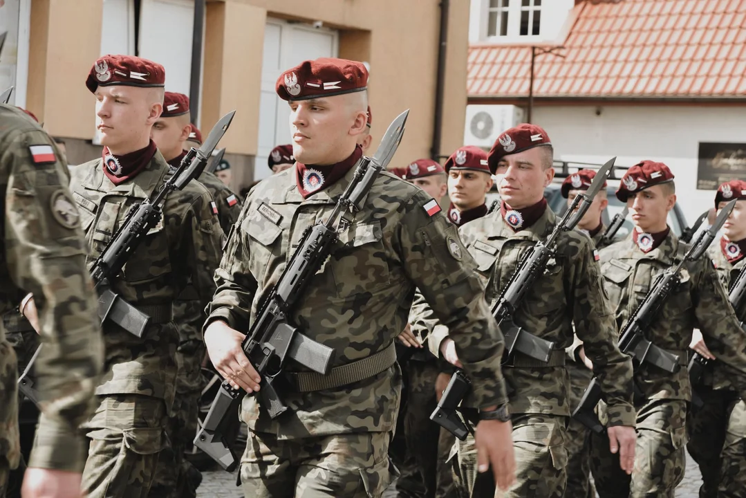 Przysięga wojskowa w centrum miasta. W planie defilada i prezentacja uzbrojenia - Zdjęcie główne