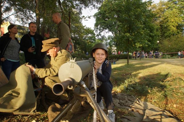 Rekonstruktorzy przygotowują kolejną inscenizację. Będą okopy, bunkry, czołg i... - Zdjęcie główne