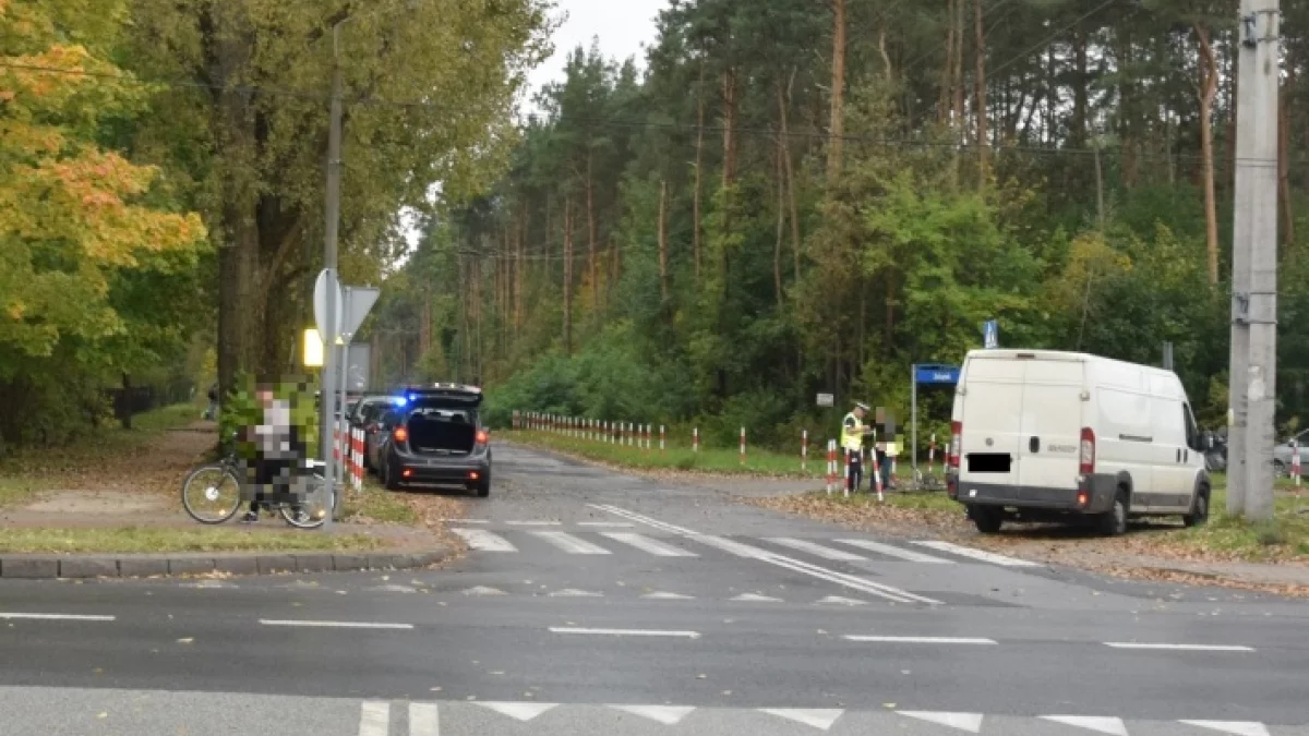 Niebezpiecznie na skrzyżowaniu w Bełchatowie. Rowerzystka potrącona przez osobówkę - Zdjęcie główne