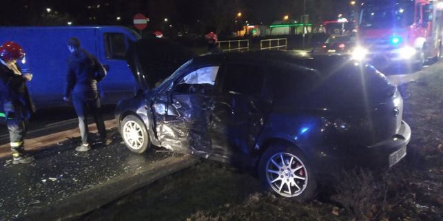 Na Wyszyńskiego znów niebezpiecznie. Mazda zderzyła się z dostawczym peugeotem [FOTO] - Zdjęcie główne