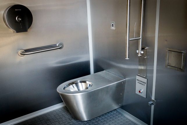 Miejski szalet za ponad 200 tys. złotych już stoi na pl. Narutowicza. Będzie zamknięty, dopóki radni nie ustalą regulaminu [FOTO] - Zdjęcie główne