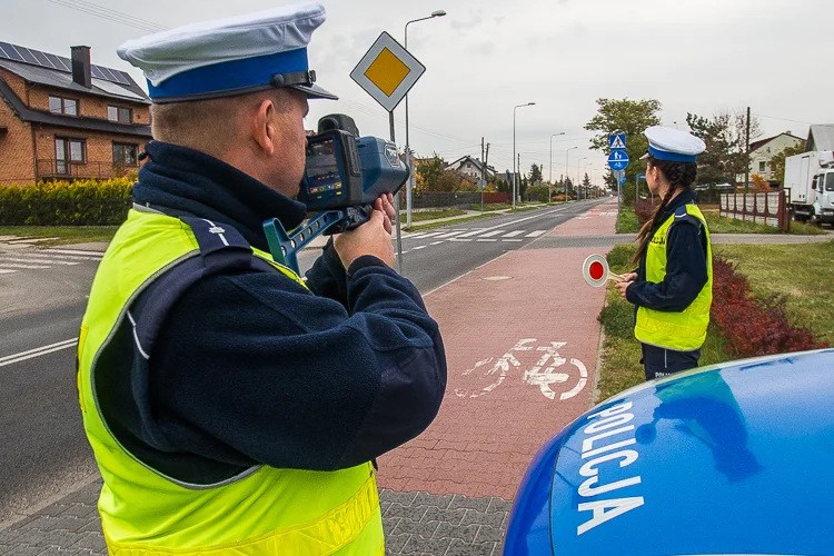 Pędził w terenie zabudowanym prawie 130 km/h. Teraz musi zapłacić ogromny mandat - Zdjęcie główne