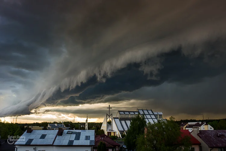 Nad Bełchatów nadchodzą potężne burze z gradem. ''Może dojść do podtopień'' - Zdjęcie główne