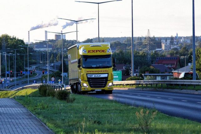 Nastolatek przejechał ponad 1300 km schowany pod naczepą tira. Policjanci znaleźli go na parkingu - Zdjęcie główne