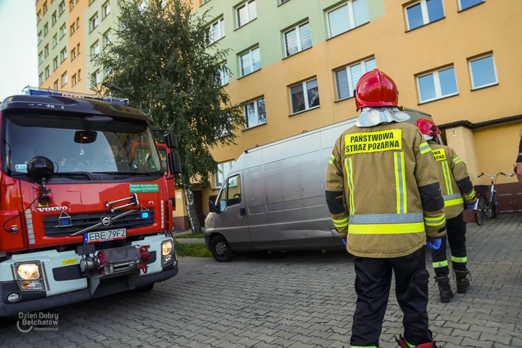 Pełno dymu w bloku na bełchatowskim osiedlu. Strażaków zdążyła wyręczyć... sprzątaczka - Zdjęcie główne