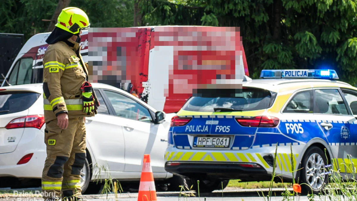 Groźny wypadek pod Bełchatowem. Dwie osoby ranne, bus rozbił ogrodzenie domu [FOTO]