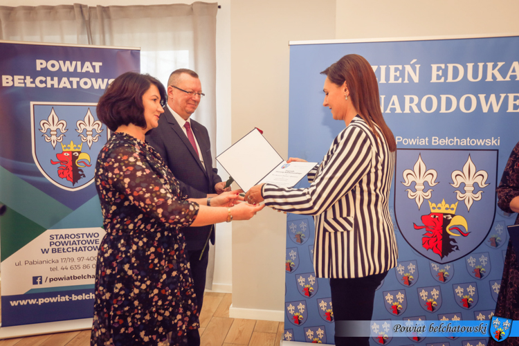 Nagrodzili nauczycieli z okazji Dnia Edukacji Narodowej. Kto został wyróżniony? [FOTO] - Zdjęcie główne