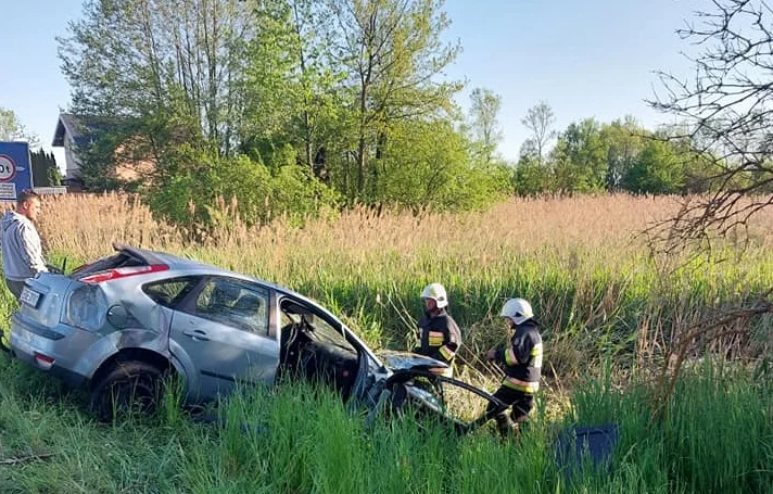 Ford wyleciał z drogi i dachował w rowie. Groźny wypadek koło Zelowa [FOTO] - Zdjęcie główne