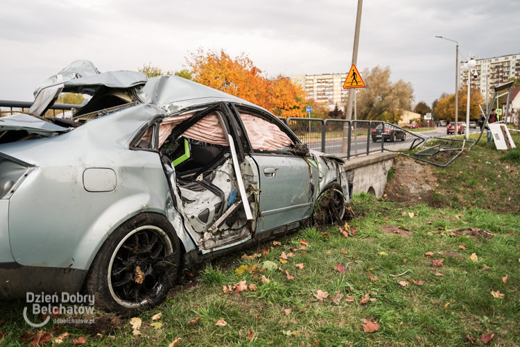 Kierowca staranował barierki i wjechał do rzeki na Okrzei. Strażacy musieli wyciągać auto [FOTO] - Zdjęcie główne