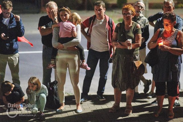 Pod sądem w Bełchatowie znów płonęły świece, mimo prezydenckiego veta - Zdjęcie główne