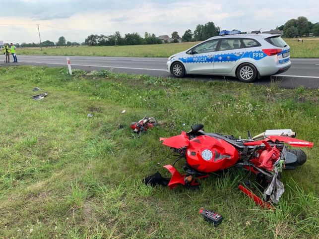 Policja szuka świadków wypadku. Rannego motocyklistę zabrał śmigłowiec LPR - Zdjęcie główne