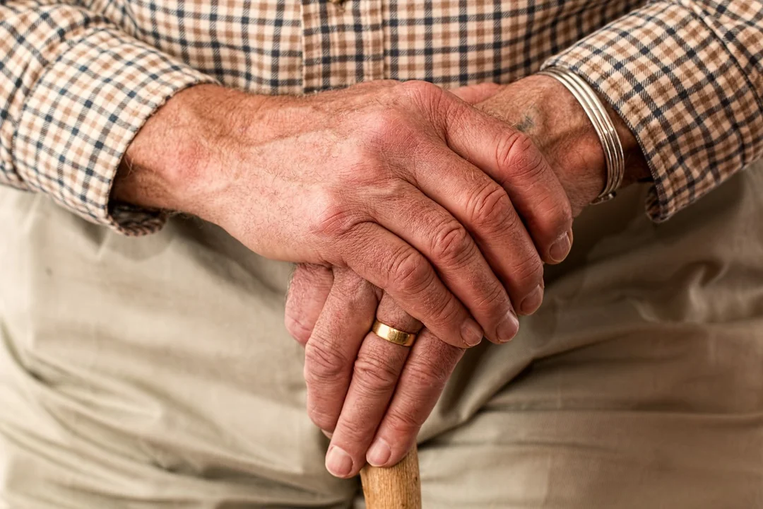 Seniorzy z Bełchatowa dostaną specjalne opaski? Do czego mają służyć?  - Zdjęcie główne