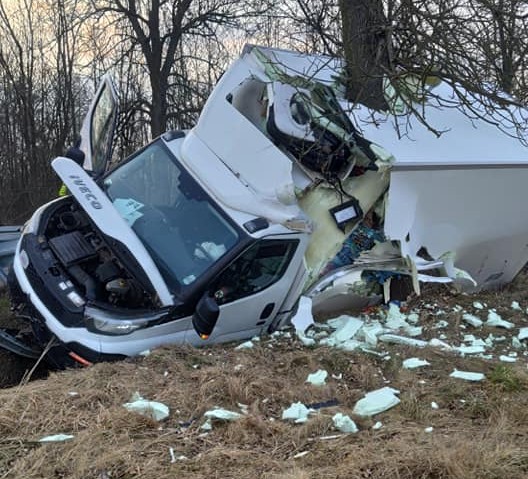 Dostawcze iveco uderzyło w barierki i skończyło w rowie. Policja i cztery zastępy strażaków na miejscu - Zdjęcie główne