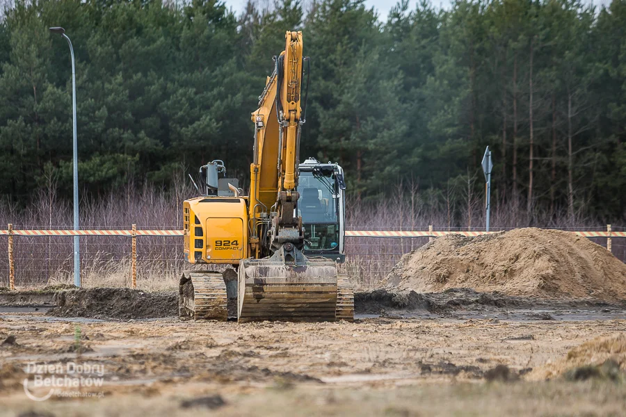 Tu na razie jest ściernisko, ale będą… trzy apartamentowce. Pod Bełchatowem wybudują nowe osiedle - Zdjęcie główne