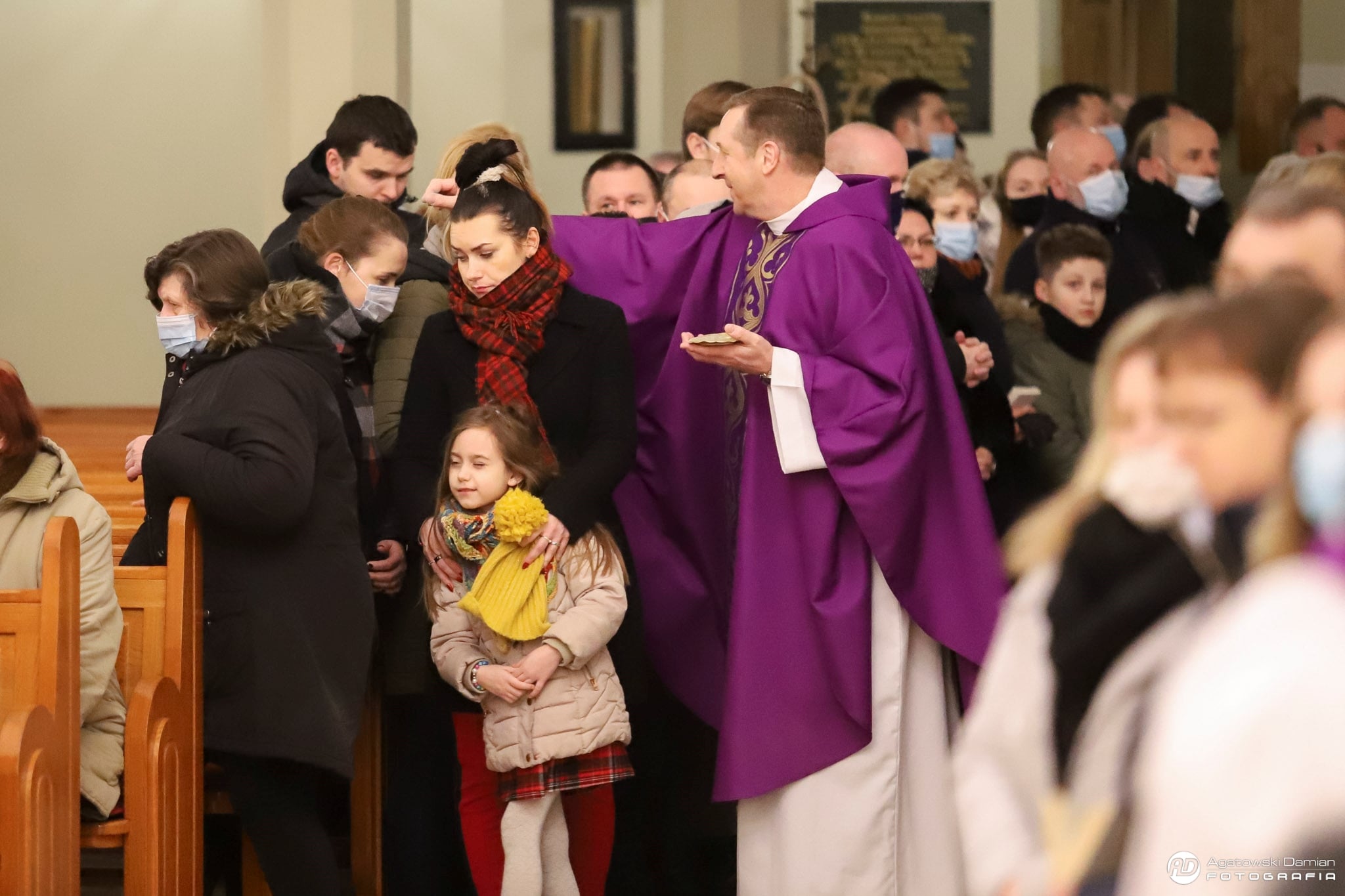 Popielec w czasie pandemii. Posypali głowę popiołem w kościele na osiedlu Binków [FOTO] - Zdjęcie główne