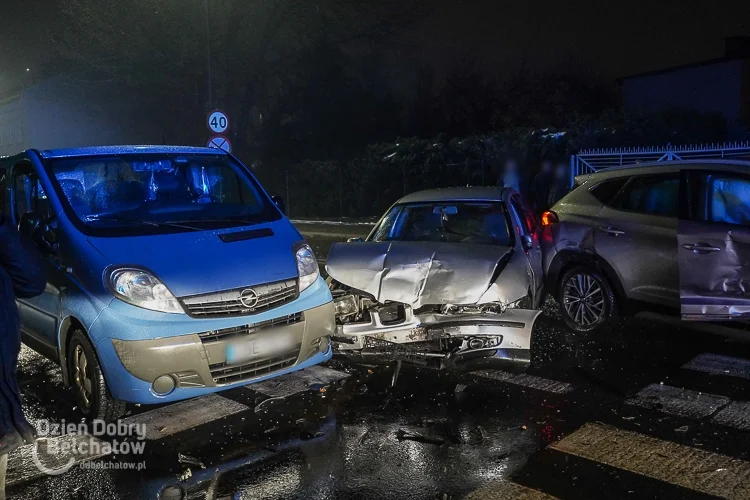 Cztery auta zderzyły się na skrzyżowaniu. Kierowca toyoty wymusił pierwszeństwo [FOTO] - Zdjęcie główne