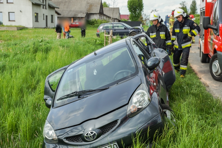 Uwaga kierowcy! Wypadek koło Bełchatowa, volkswagen wjechał w toyotę. Utrudnienia na drodze [FOTO] - Zdjęcie główne