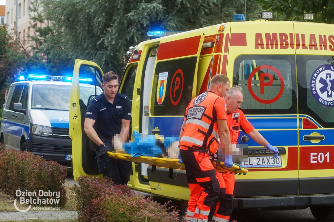 Kobieta wypadła z bloku na osiedlu Dolnośląskim. Na miejsce wezwano pogotowie [FOTO] - Zdjęcie główne