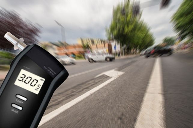 3 promile w samo południe i wyprawa na zakupy zakończona w żywopłocie. Obywatelskie zatrzymanie na os. Dolnośląskim - Zdjęcie główne