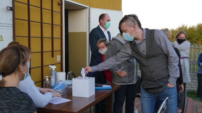 Wybory na placu zabaw, 100% poparcia i ekipa Polsatu na miejscu. To się działo w powiecie bełchatowskim... [FOTO] - Zdjęcie główne