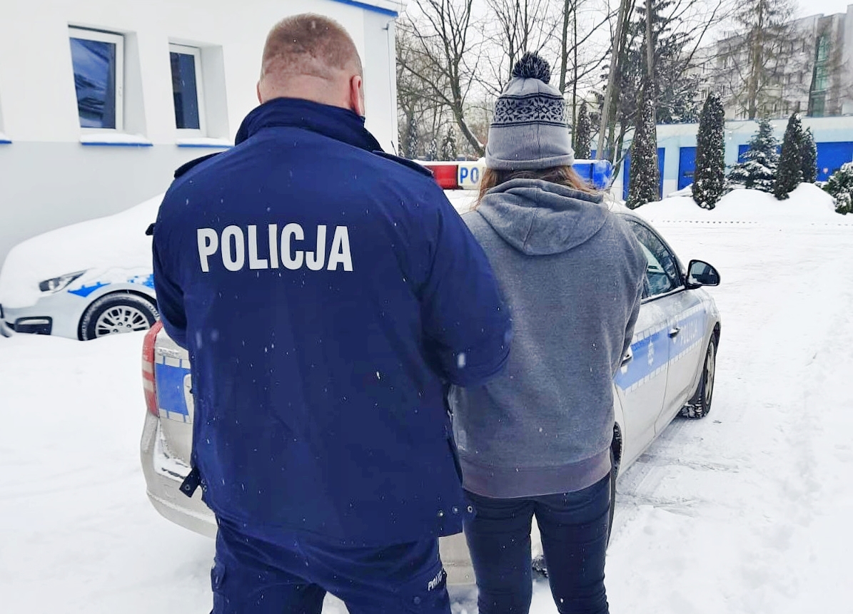 Szukały jej sądy i prokuratura. Pijaną 23-latkę zatrzymali policjanci w Drużbicach - Zdjęcie główne