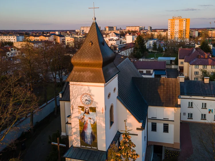 Uchodźcy trafią do bełchatowskich parafii. Nocleg przygotowano też w nietypowym miejscu - Zdjęcie główne