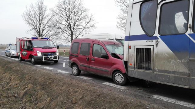 Wjechał w autobus szkolny, gdy wysiadały z niego dzieci - Zdjęcie główne