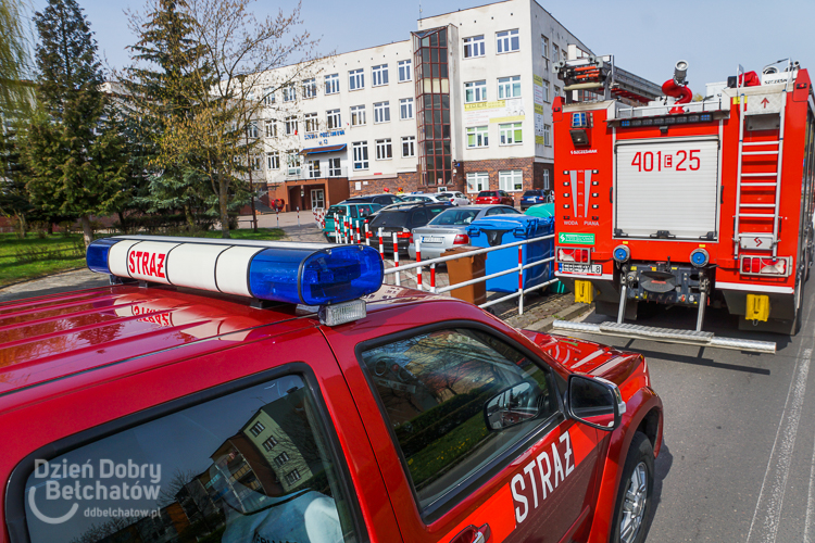 Ewakuacja bełchatowskiej szkoły. Funkcjonariusze przeszukali pomieszczenia - Zdjęcie główne